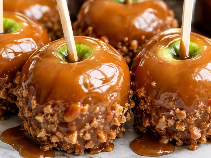 Gooey Caramel Apples!